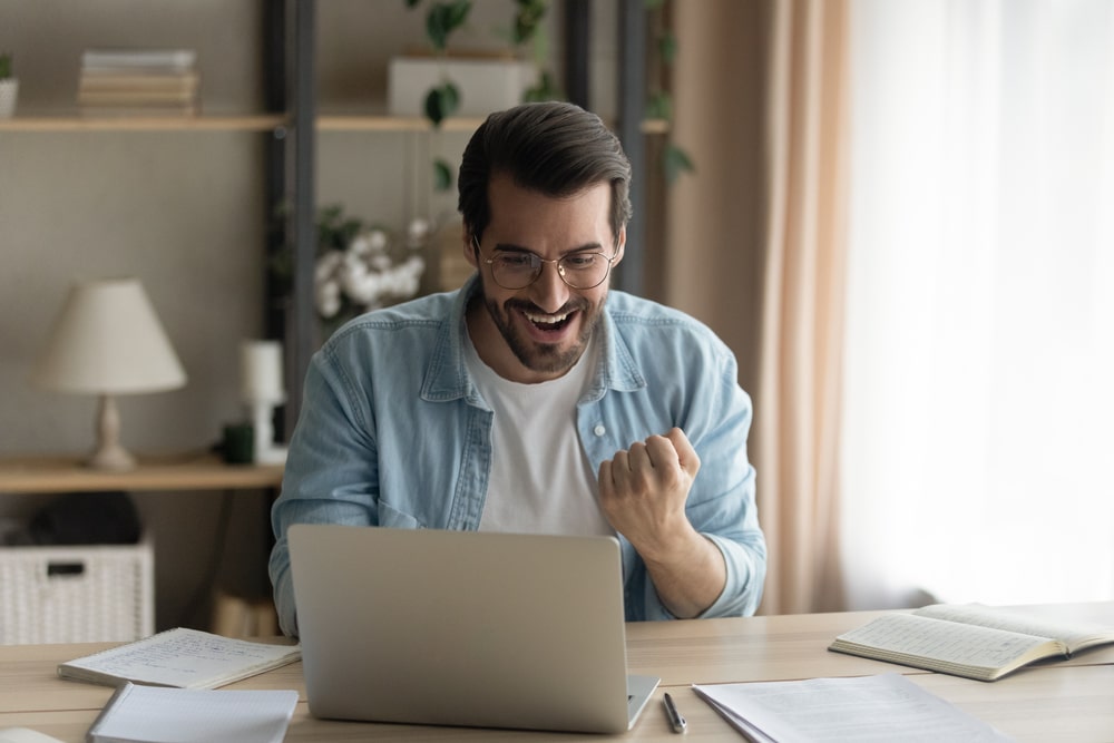 Man,Sit,At,Desk,Read,E-mail,On,Laptop,Makes,Yes