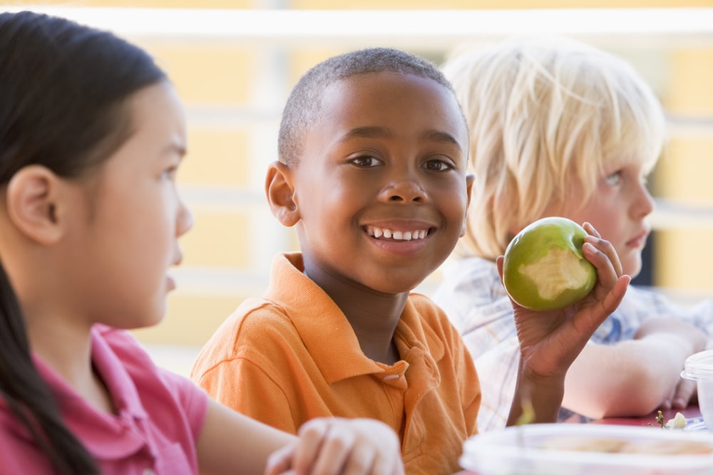 Students,Outdoors,Eating,Lunch,(selective,Focus)