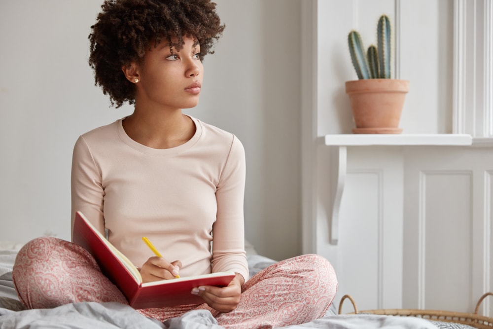 Cropped,Shot,Of,Dark,Skinned,Woman,Sits,Crossed,Legs,,Wears