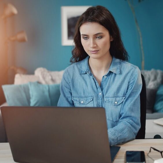 woman-on-computer